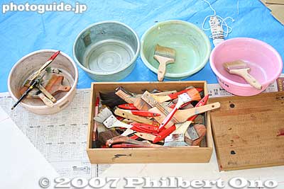 Plastic pails and brushes
Keywords: shiga higashiomi giant kite festival making odako matsuri