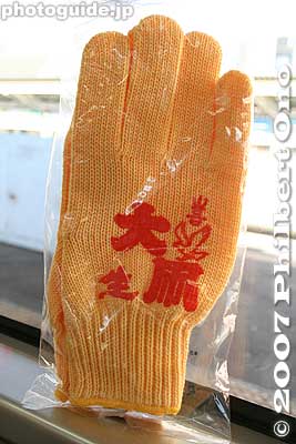 Tying the bamboo frame is considered to be one of the more tedious tasks, so we were rewarded with a pair of gloves with the kite design. These gloves will also give us higher priority to pull the kite during the kite festival.
Keywords: shiga higashiomi giant kite festival making odako matsuri