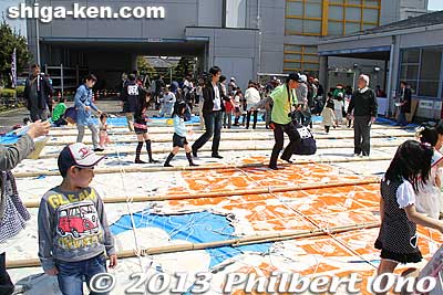 After writing their wishes, kids paste their wishing stickers on the kite.
Keywords: shiga higashi-omi higashiomi yokaichi giant kite odako museum childrens day wishing stickers