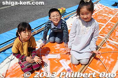 After writing their wishes, kids paste their wishing stickers on the kite.
Keywords: shiga higashi-omi higashiomi yokaichi giant kite odako museum childrens day wishing stickers