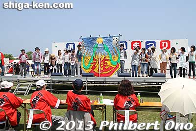 Thirty teams made "mini giant kites" and competed in kite design (図柄) and flying (飛揚). They went on the outdoor stage for kite design judging.
Keywords: shiga higashiomi odako matsuri giant kite festival notogawa