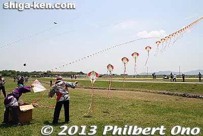 Kite trains (連凧) are the crowd favorite.
Keywords: shiga higashiomi odako matsuri giant kite festival notogawa
