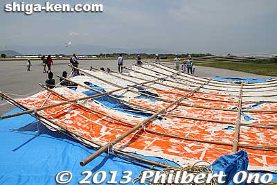 The villages then started competing in kite-making and the size grew larger and larger. The giant kite they fly today is the size of 100 tatami mats (13 m x 12 m). The Higashi-Omi Giant Kite Preservation Society (東近江大凧保存会) maintains the ki
Keywords: shiga higashiomi odako matsuri giant kite festival notogawa big