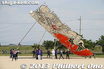 First they use long poles to prop up the giant kite.
Keywords: shiga higashiomi odako matsuri giant kite festival notogawa