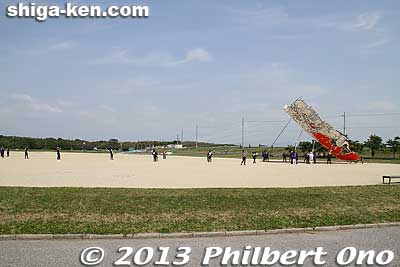 The kite pullers get ready to run. A small taiko drum beats, faster and faster.
Keywords: shiga higashiomi odako matsuri giant kite festival notogawa