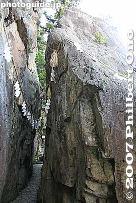 Of course, the Wedded Rocks is also good for married couples to maintain a good and happy marriage. Meoto-iwa 夫婦岩
Keywords: shiga higashiomi higashi-omi tarobo taroubo shrine mountain