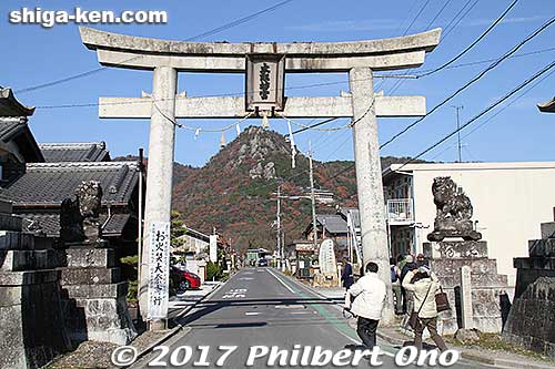 The first torii is near the train station.
Keywords: shiga higashiomi tarobogu aga shrine