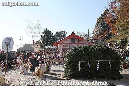 Pile to be burned for the bonfire.
Keywords: shiga higashiomi tarobogu aga shrine bonfire festival
