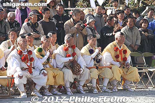 Mountain ascetic priests chanting.
Keywords: shiga higashiomi tarobogu aga shrine bonfire festival