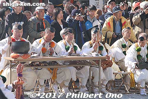 Mountain ascetic priests chanting.
Keywords: shiga higashiomi tarobogu aga shrine bonfire festival