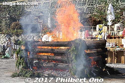 Keywords: shiga higashiomi tarobogu aga shrine bonfire festival