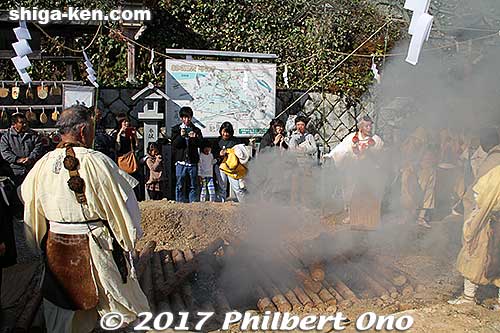 Toward the end, there is fire-walking on the hot embers. 火渡り
Keywords: shiga higashiomi tarobogu aga shrine bonfire festival