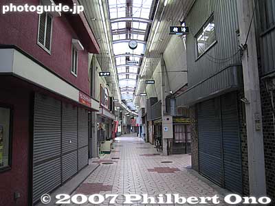 Honmachi Shopping Arcade's shuttered doors.
Keywords: shiga higashiomi yokaichi