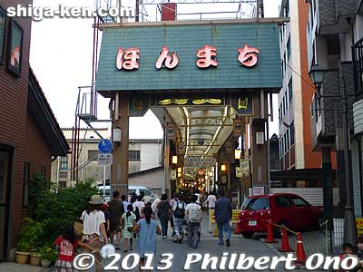 Entrance to Honmachi arcade. 
Keywords: shiga higashiomi yokaichi shotoku matsuri festival