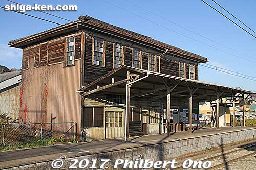Shin-Yokaichi Station is a Western-style, two-story wooden building built in 1913. The second floor is closed to the public due to old age. It originally housed the Konan Railway company’s head office (湖南鉄道).
Keywords: shiga higashiomi shin-yokaichi station omi ohmi railways