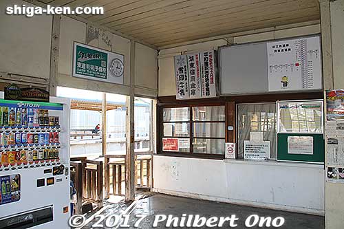 Love the inside of Shin-Yokaichi Station.
Keywords: shiga higashiomi shin-yokaichi station omi ohmi railways