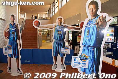 Entrance lobby is decorated with player cutouts. We had to take off our shoes when entering the Hikone gym. Slippers were provided.
Keywords: shiga hikone lakestars pro basketball game takamatsu five arrows 