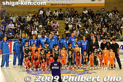 Posing with local kids basketball players who also served as the player escorts during the introductions.
Keywords: shiga hikone lakestars pro basketball game takamatsu five arrows 
