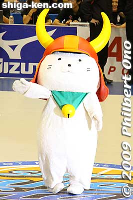 Hiko-nyan gives a big hello to the crowd. Hiko-nyan was created as the official mascot for the 400th anniversary celebration of Hikone Castle held in 2007. "Hiko" refers to Hikone, and "nyan" is a baby word for cat.
Keywords: shiga hikone lakestars pro basketball game takamatsu five arrows 