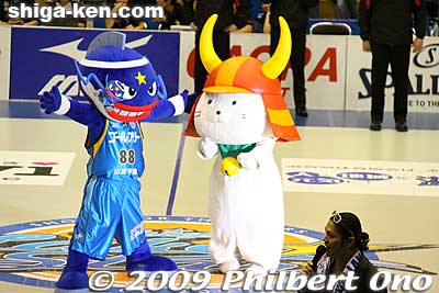 Shiga Lakestars official mascot Magnee also welcomed Hiko-nyan to their first game in Hikone. Hiko-nyan is one of Japan's most famous and popular PR mascot characters. So popular that Hikone retained this cat as its official mascot indefinitely.
Keywords: shiga hikone lakestars pro basketball game takamatsu five arrows 