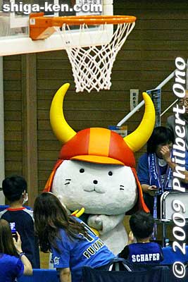 This legendary cat connection gave birth to the idea behind Hiko-nyan. This same legend is also one theory for the origin of the ubiquitous beckoning cat you see at shops and restaurants in Japan. The beckoning cat can be called Hiko-nyan's cousin.
Keywords: shiga hikone lakestars pro basketball game takamatsu five arrows 
