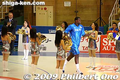 Introduction of starting five. This is Gary Hamilton #2. Unfortunately, team captain Fujiwara Takamichi got a dislocated shoulder and is on the disabled list.
Keywords: shiga hikone lakestars pro basketball game takamatsu five arrows 