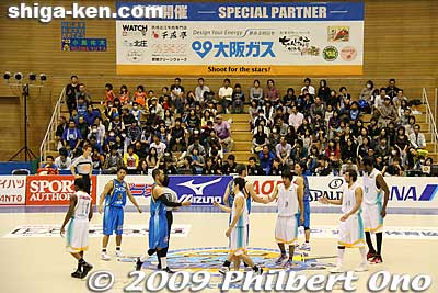 Both teams shake hands.
Keywords: shiga hikone lakestars pro basketball game takamatsu five arrows 