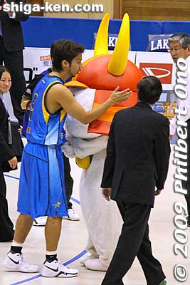 Ogawa Shinya gives Hiko-nyan a hug.
Keywords: shiga hikone lakestars pro basketball game takamatsu five arrows 