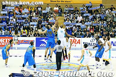 Tip-off at about 5 pm between the Shiga Lakestars and Takamatsu Five Arrows in Hikone.
Keywords: shiga hikone lakestars pro basketball game takamatsu five arrows 