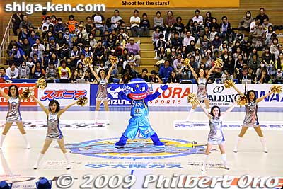 Shiga Lakestars cheerleaders and Magnee.
Keywords: shiga hikone lakestars pro basketball game takamatsu five arrows 