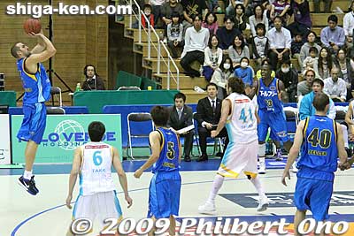 Chris Schlatter #4 going for 3 points.
Keywords: shiga hikone lakestars pro basketball game takamatsu five arrows 