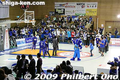 During halftime, they held the free throw game for spectators. They gave a little prize to those who got the ball in.
Keywords: shiga hikone lakestars pro basketball game takamatsu five arrows 