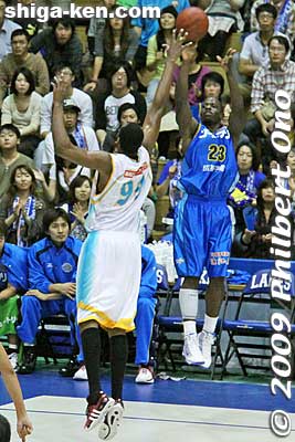 Mike Hall shoots.
Keywords: shiga hikone lakestars pro basketball game takamatsu five arrows 