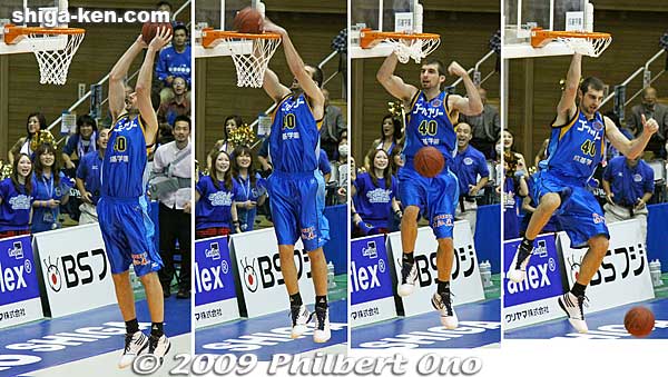 Luke Zellar was all alone when he sped down the court and dunked this one. Huge cheers ensued. This is what we come to see.
Keywords: shiga hikone lakestars pro basketball game takamatsu five arrows 