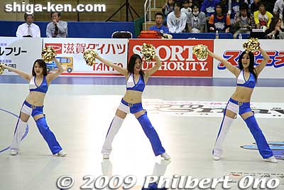 Shiga Lakestars cheerleaders in their long-pants outfit with windows. Cheerleaders are also athletes in their own right.
Keywords: shiga hikone lakestars pro basketball game takamatsu five arrows 