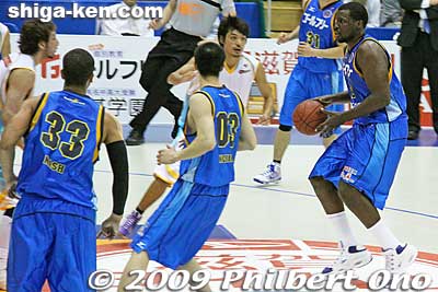 Gary with the ball.
Keywords: shiga hikone lakestars pro basketball game takamatsu five arrows 