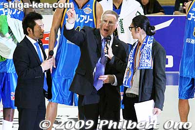 Head Coach Bob Pierce thanks the crowd for coming and urges them to come again to support the Lakestars. (Will do.)
Keywords: shiga hikone lakestars pro basketball game takamatsu five arrows 