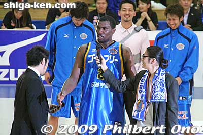 The game's MVP was Gary Hamilton who was awarded with a gas heater from Osaka Gas.
Keywords: shiga hikone lakestars pro basketball game takamatsu five arrows 