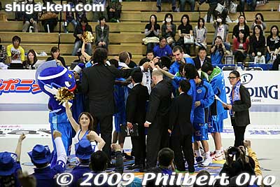 The Shiga Lakestars are on a roll with five home game victories in a row, putting them in 1st place in the Western Conference. Team morale must be high.
Keywords: shiga hikone lakestars pro basketball game takamatsu five arrows 