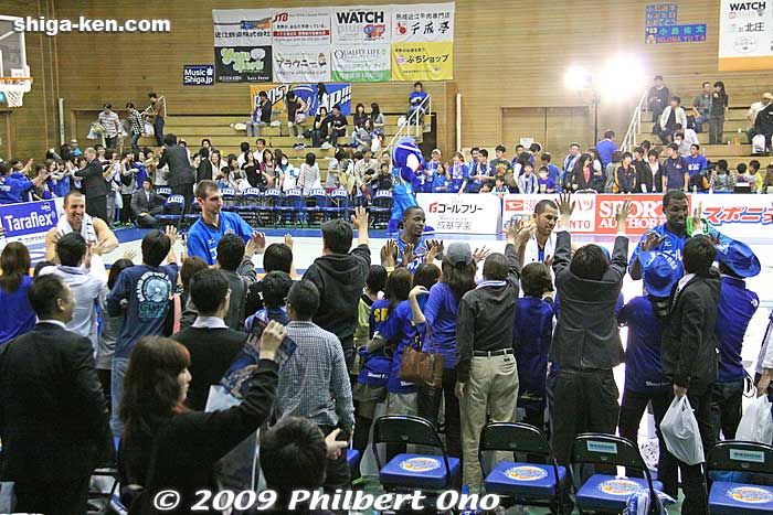 Victorious American players high five with the crowd.
Keywords: shiga hikone lakestars pro basketball game takamatsu five arrows 