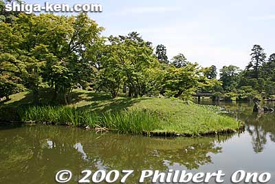 Island in the pond.
Keywords: shiga hikone castle genkyuen japanese garden