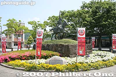 Statue of Lord Ii Naomasa (井伊 直政 1561-1602 ) in front of JR Hikone Station in 2007.
Keywords: shiga hikone castle samurai warrior sculpture