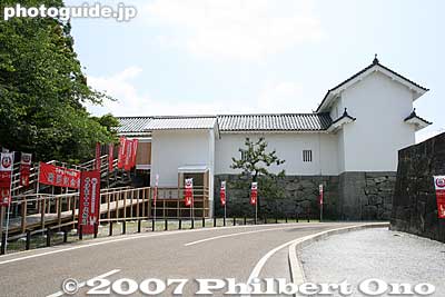 Behind the rebuilt Ninomaru-Sawaguchi Tamon Yagura Turret, now the Kaikoku Kinenkan museum.
Keywords: shiga hikone castle