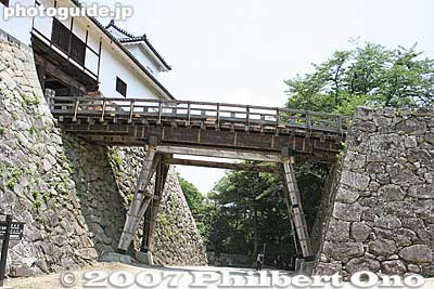 Rokabashi Bridge (廊下橋) going to the Tenbin Yagura (天秤櫓) could be demolished in case of enemy attack. Tenbin Yagura's stone wall differs between the left and right.
Keywords: shiga hikone castle
