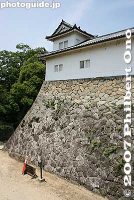 Tenbin Yagura's left side has shaped stones fitting together using a newer technique (otoshi-zumi 落し積み) when repaired in 1854. 
Keywords: shiga hikone castle