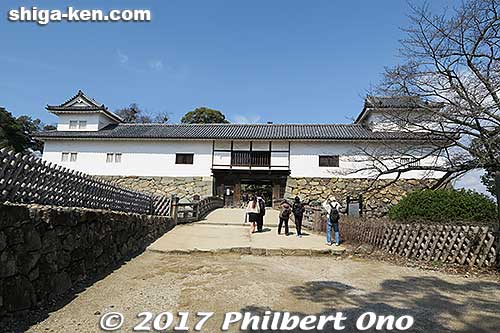 The name Tenbin refers to its similarity to a tenbin shoulder pole for carrying a piece of luggage tied to each end. Both east (right) and west (left) ends of the building has a two-story watchtower turret. They look symmetrical, but are not identical.
Keywords: shiga hikone castle