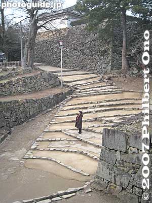 Steps to Taikomon Gate.
This is also one location where the film Idai Naru, Shurararabon (偉大なる、しゅららぼん The Great Shu Ra Ra Boom) was filmed. Where Kiyoko rides her horse up the steps.
Keywords: shiga hikone castle
