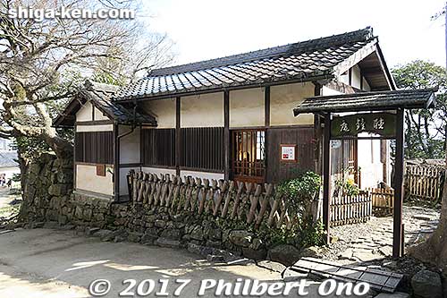 On the way to the main castle tower (tenshu), you can take a tea break at this small tea house called Choshoan (聴鐘庵).
Keywords: shiga hikone castle