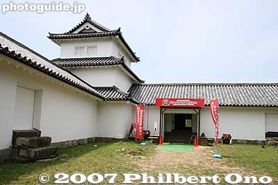Nishinomaru Sanju-yagura turret. This turret is said to have formerly been the tenshu castle tower of [url=http://photoguide.jp/pix/displayimage.php?album=115]Odani Castle[/url] in Nagahama. 西の丸三重櫓
Keywords: shiga hikone castle