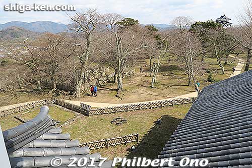 View from top floor of Hikone Castle's Nishinomaru turret.
Keywords: shiga hikone castle